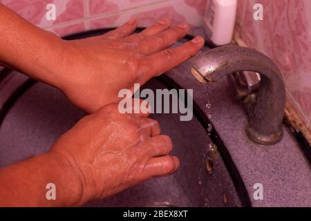 Lavando le immagini delle mani nel tempo di pandemic Foto Stock