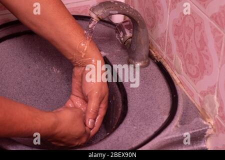 Lavando le immagini delle mani nel tempo di pandemic Foto Stock