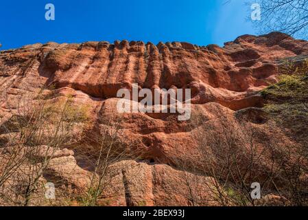 Fantastiche formazioni rocciose di arenaria sul versante occidentale dei monti balcanici a Belogradchik , Bulgaria. Rocce con forma fantastica Foto Stock