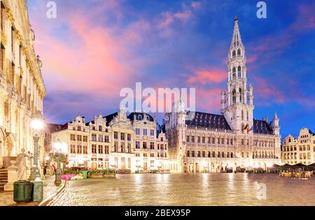 La Grand Place di Bruxelles nella notte, Belgio Foto Stock