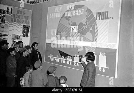 Nel 1959 le parole arroganti delle mostre agricole nelle province di Shaanxi Gansu Qinghai e Ningxia prendono satelliti razzi di volo e innumerevoli co Foto Stock