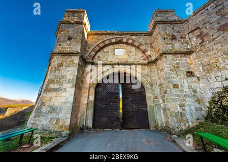 Ampia vista della Fortezza Epic di Belogradchik, nei Monti dei Balcani, nella Bulgaria nord-occidentale; le roccaforti meglio conservate in Bulgaria Foto Stock