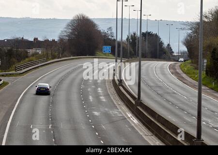 Auto singole su autostrada m2 durante il blocco di coronavirus a Newtownabbey Irlanda del Nord Regno Unito Foto Stock