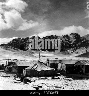 Nell'ottobre 1957 lo staff della ferrovia Qinghai-Tibet ha effettuato un'indagine sulla tenda di Qaidam Foto Stock