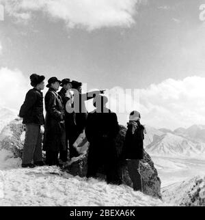 Nell'ottobre 1957 lo staff che ha effettuato la misurazione della ferrovia Qinghai-Tibet si trovava nel bacino di Qaidam Foto Stock