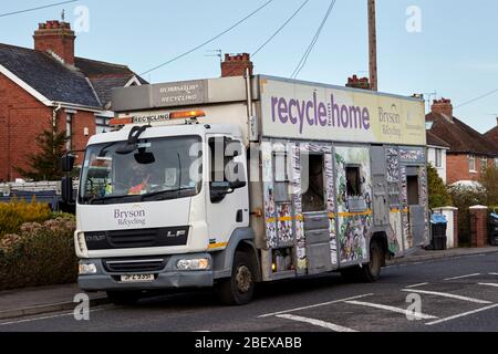 bryson riciclaggio camion di raccolta riciclaggio di rifiuti di prima mattina Newtownabbey Irlanda del Nord Regno Unito Foto Stock