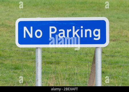 Nessun cartello per il parcheggio - Regno Unito - con sfondo d'erba Foto Stock