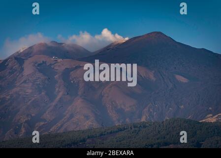 Incredibile vista sul versante nord dell'Etna e sui suoi crateri fumanti in una giornata di sole. Eruzioni consecutive dell'Etna, Sicilia, Italia Foto Stock