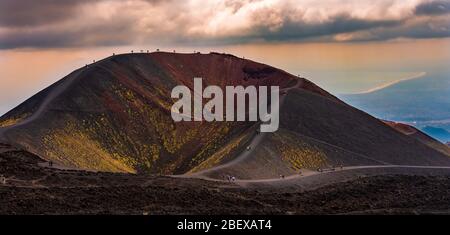 Vista spettacolare di uno dei più grandi crateri dell'Etna, il vulcano europeo più alto, situato vicino alla costa mediterranea della Sicilia Foto Stock