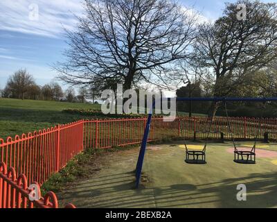 Glasgow, Regno Unito, 16 aprile 2020. La mattina presto nel Queen's Park, e i segni e recinzioni mostrano le restrizioni in vigore in un parco giochi per bambini per garantire il corretto allontanamento sociale del pubblico, durante l'attuale crisi di salute pandemica Coronavirus COVID-19. Photo credit: Jeremy Sutton-Hibbert/ Alamy Live News. Foto Stock