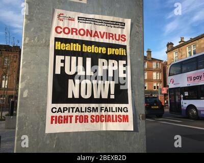 Glasgow, Regno Unito, 16 aprile 2020. Manifesti del Partito socialista scozzese che chiedono l'uso di dispositivi di protezione individuale (PPE) e un migliore finanziamento per il Servizio sanitario Nazionale, durante l'attuale crisi di salute pandemica del Coronavirus COVID-19. Photo credit: Jeremy Sutton-Hibbert/ Alamy Live News. Foto Stock