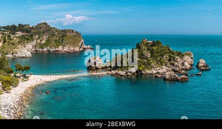 Vista panoramica sulla più bella spiaggia della Sicilia - Isola Bella, isola paradisiaca sulla costa del Mediterraneo in provincia di Messina Foto Stock