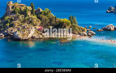 Splendida vista sulla spiaggia più bella della Sicilia - Isola Bella, isola paradisiaca sulla costa del Mar Mediterraneo in provincia di Messina Foto Stock