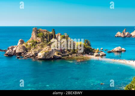 Splendida vista sulla spiaggia più bella della Sicilia - Isola Bella, isola paradisiaca sulla costa del Mar Mediterraneo in provincia di Messina Foto Stock