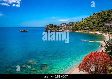 Incredibile vista sulla costa del Mediterraneo, a Mazzaro, Taormina, provincia di Messina, Sicilia Foto Stock