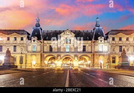 Parigi, Francia - 9 Febbraio 2015: Il Museo del Louvre è uno dei più grandi del mondo dei musei e un monumento storico. Un punto di riferimento centrale di Parigi, Francia Foto Stock