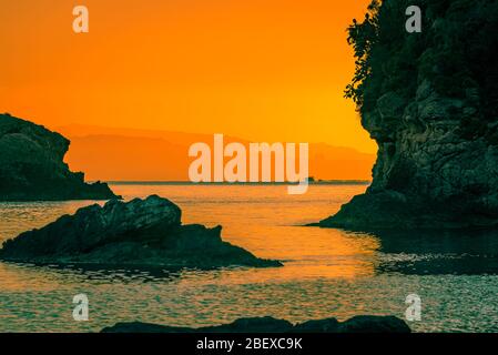 Vista mozzafiato dell'alba dalla spiaggia migliore di Taormina - Mazzaro, vicino alla Riserva Naturale Isolabella, Sicilia Foto Stock