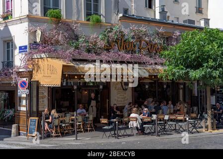 Il ristorante 'le Vrai Paris' si trova in una tipica strada nel quartiere di Montmartre con una folla di turisti, vicino alla Basilica del Sacro cuore di Parigi. Foto Stock