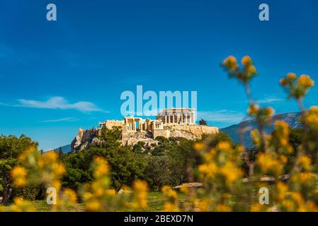 Incredibile vista dell'Acropoli greca durante le riprese primaverili dal parco archeologico di Atene, Grecia Foto Stock