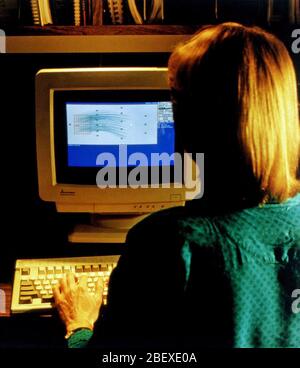 Tecnico al computer stazione di lavoro lo sviluppo di progettare il sistema di monitoraggio di reti ben Foto Stock