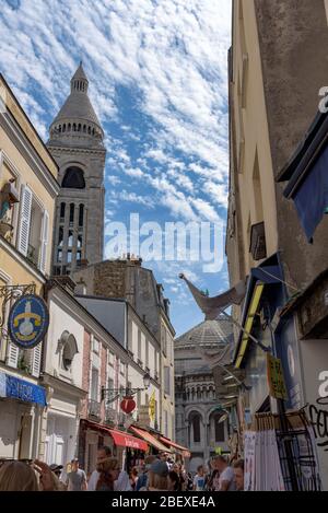Parigi, Francia. Tipica strada francese nel quartiere di Montmartre con folle di turisti, caffè e ristoranti vicino alla Basilica del Sacro cuore. Foto Stock