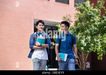 Il giovane uomo del campus è appena finito Foto Stock