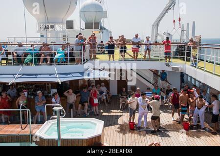 Sorridente filippino cew da una nave da crociera,equipaggio filippino,navi equipaggio,marina mercantile,nave passeggeri equipaggio,nave da crociera lavoro,pradeep subramanian Foto Stock