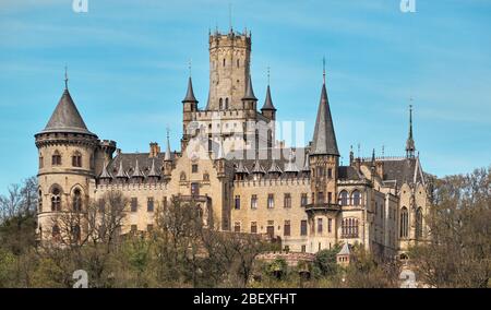 Nordstemmen, Germania, 15 aprile 2020: Vista del Castello di Marienburg di fronte a un cielo blu con le nuvole di velo Foto Stock