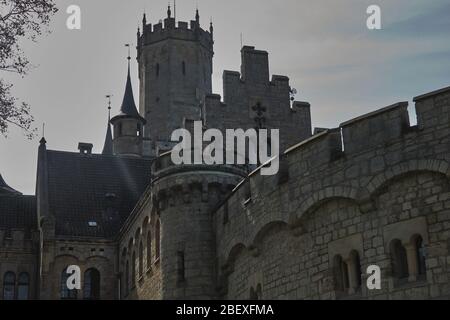 Nordstemmen, Germania, 15 aprile 2020: Torre difensiva centrale del Castello di Marienburg Foto Stock