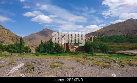 Vista di piccolo villaggio nelle montagne dell'Alto Atlante del Marocco, Imlil o Aroumd. Foto Stock