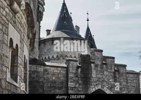 Nordstemmen, Germania, 15 aprile 2020: Primo piano di una torre circolare laterale del Palazzo Marienburg Foto Stock