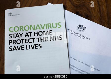 Coronavirus UK lettera del governo che descrive i dettagli su 'Staying at Home, Protect the NHS & Save Lives' ricevuta l'11 aprile 2020. Foto Stock