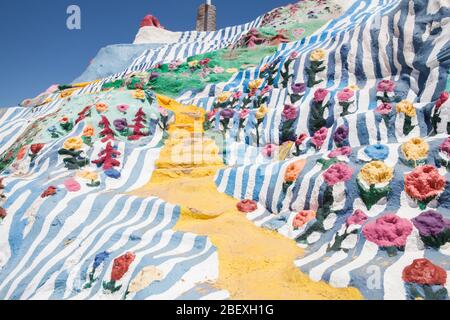 Sentiero giallo che salirà sulle colline colorate delle montagne della salvezza Foto Stock