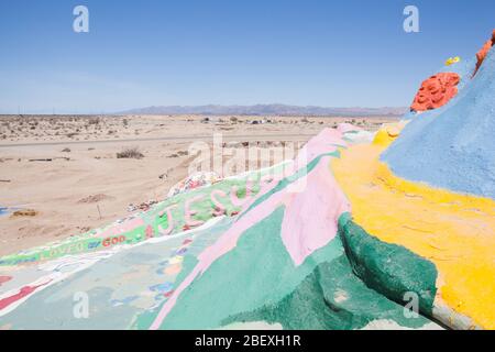 Colline dipinte di colori di Salvation Mountain, ambiente d'arte che si affaccia sul deserto Foto Stock