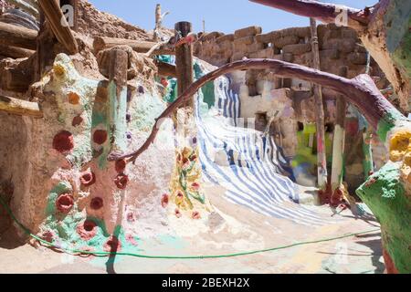 Colline dipinte di colori dell'ambiente artistico di Salvation Mountain Foto Stock