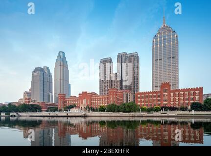 Vari edifici di stile lungo il fiume Haihe, Tianjin, Cina. Foto Stock