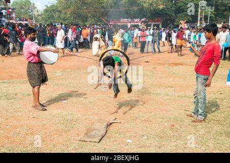 artisti di strada che fanno pericoloso salto di fuoco atto su thrissur pooram, poi quad maidan, thrissur pooram, trichur, pooram, kerala, india, thrissur Foto Stock