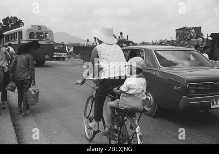 Alla fine degli anni '70, nelle strade di Hong Kong, esistevano diversi modi di trasporto Foto Stock