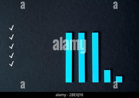 Grafico a barre di declino, peggioramento. Concetto di recessione su sfondo nero Foto Stock