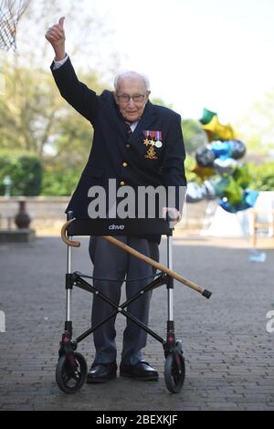 99 anni veterano di guerra capitano Tom Moore a casa sua a Marston Moretaine, Bedfordshire, dopo aver raggiunto il suo obiettivo di 100 giri del suo giardino - raccogliere più di 12 milioni di sterline per l'NHS. Foto Stock