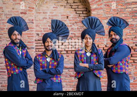 Un gruppo di artisti di danza Punjabi Foto Stock