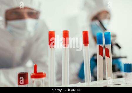 messa a fuoco selettiva delle provette vicino ai biochimici in laboratorio Foto Stock