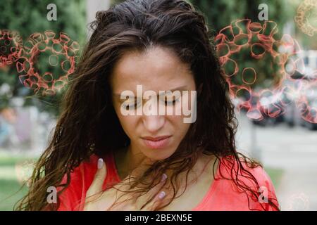 Sintomi del coronavirus: Donna che sufa tosse secca causata dalla malattia di covid-19 Foto Stock