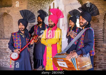 Un gruppo di artisti di danza Punjabi Foto Stock