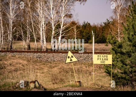 Radiazioni ionizzanti segno vicino alla centrale nucleare di Cernobyl zona di alienazione, Ucraina Foto Stock