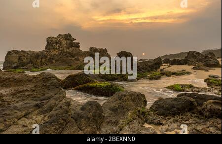 Preso mentre campeggio ed esplorando Sawarna a Banten, Java, Indonesia. Splendida zona costiera perfetta per fotografie o campeggio Foto Stock