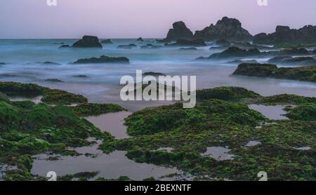 Preso mentre campeggio ed esplorando Sawarna a Banten, Java, Indonesia. Splendida zona costiera perfetta per fotografie o campeggio Foto Stock