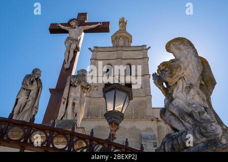 Statua di Gesù Cristo crocifisso circondata da angeli di fronte alla cattedrale di Notre Dame des Doms d'Avignon ad Avignone, Francia, Europa Foto Stock