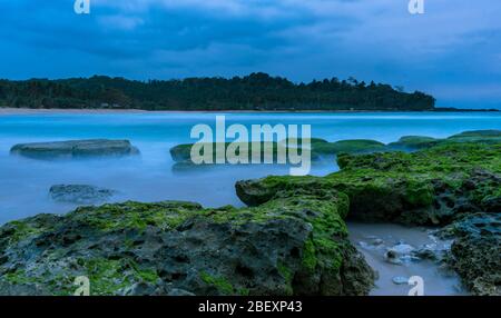 Preso mentre campeggio ed esplorando Sawarna a Banten, Java, Indonesia. Splendida zona costiera perfetta per fotografie o campeggio Foto Stock