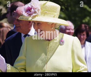 Regina Eliizabeth indossa un elegante abito giallo e un cofano mentre ella scava la sporcizia in corrispondenza di un innovativo al Goddard Space Flight Center 2007 Foto Stock